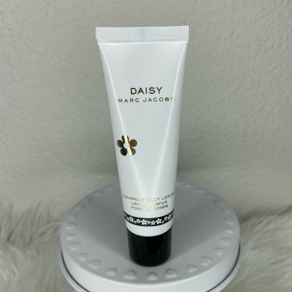 Marc Jacobs Other - 🌙$15 NEW! Marc Jacobs Daisy Luminous Body lotion travel size 1oz